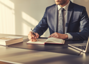 Podjetnik piše knjigo za svojo poslovno rast