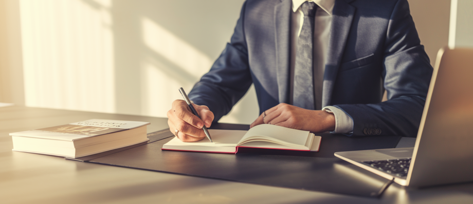 Podjetnik piše knjigo za svojo poslovno rast